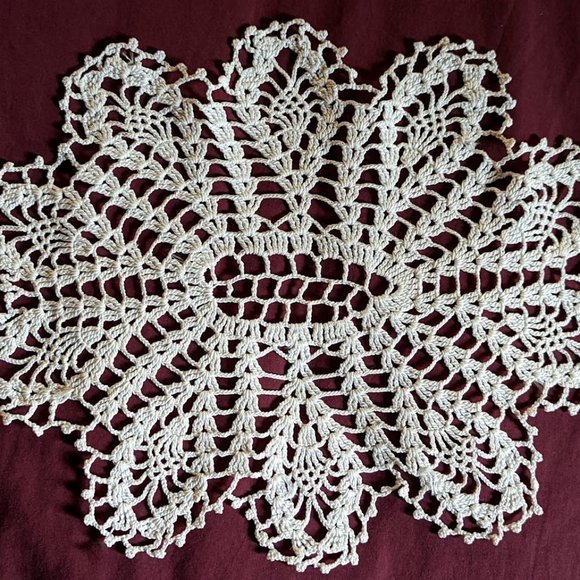 20% OFF Vintage 13-Inch Pineapple Ruffle Bordered Oval-Shaped Doily - Picture 1 of 3